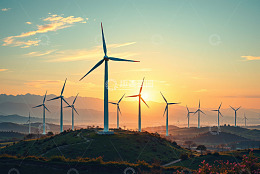 日落时分山丘上的风力发电机组