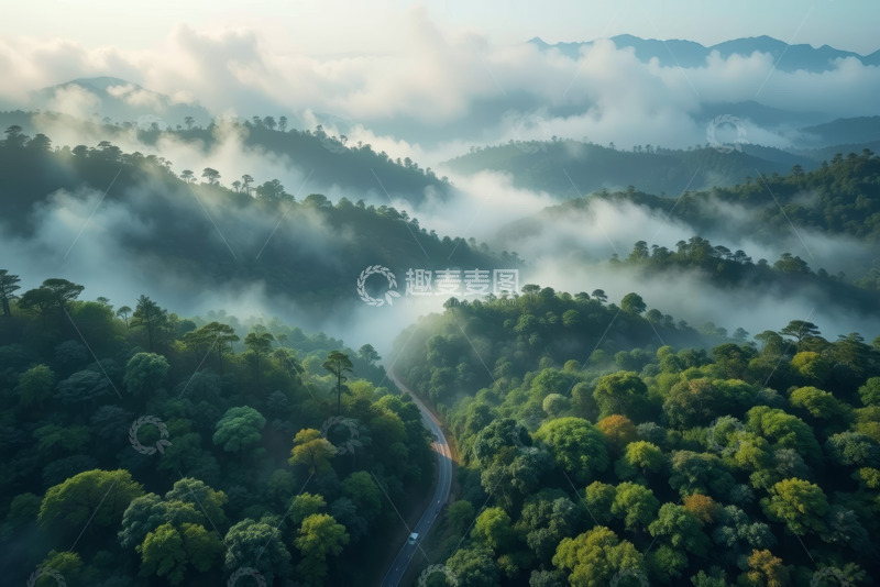 高清大图下载【趣麦麦图】山林间云雾缭绕的公路景象