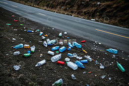 公路旁丢弃的塑料垃圾