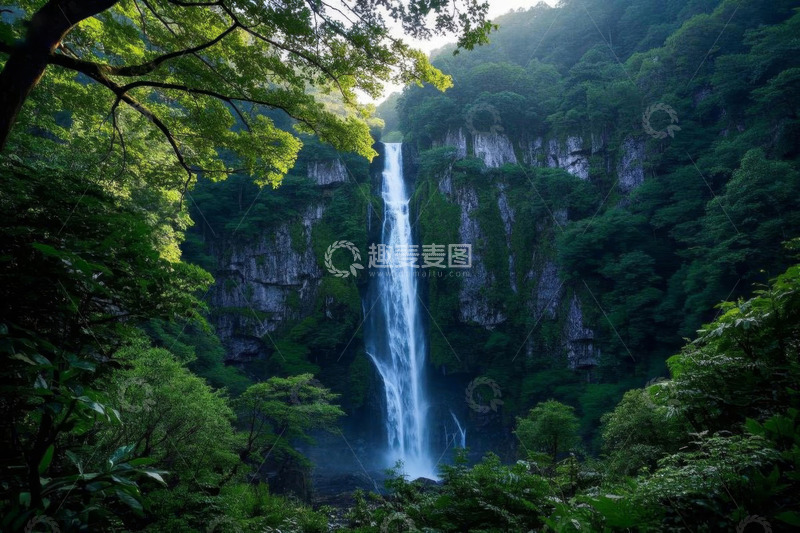 高清大图下载【趣麦麦图】森林中的壮观瀑布景观