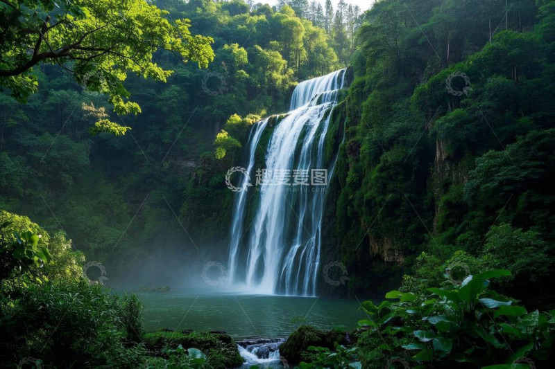 高清大图下载【趣麦麦图】茂密丛林中的壮丽瀑布景观