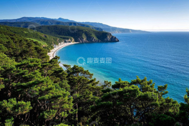 高清大图下载【趣麦麦图】山林环绕的海滩与海洋景观