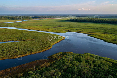 航拍河流与绿色原野景观