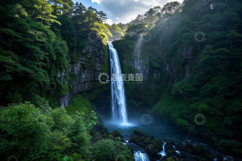 高清大图下载【趣麦麦图】森林中的自然瀑布景观