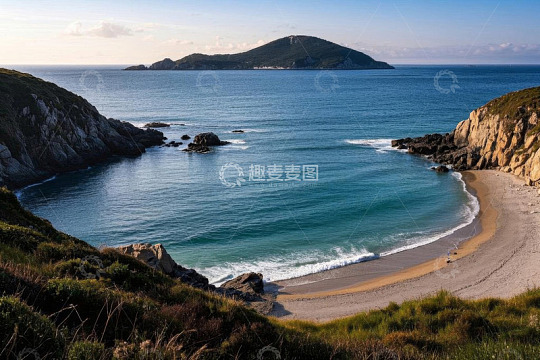 海岸边沙滩与远处海岛景观