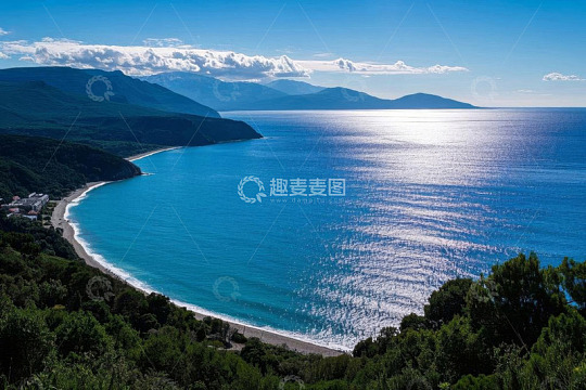 海边青山环绕的美丽海滩