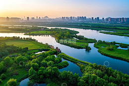 城市河畔绿地航拍全景