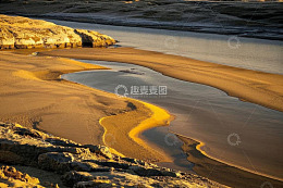 河流旁的沙地自然风光