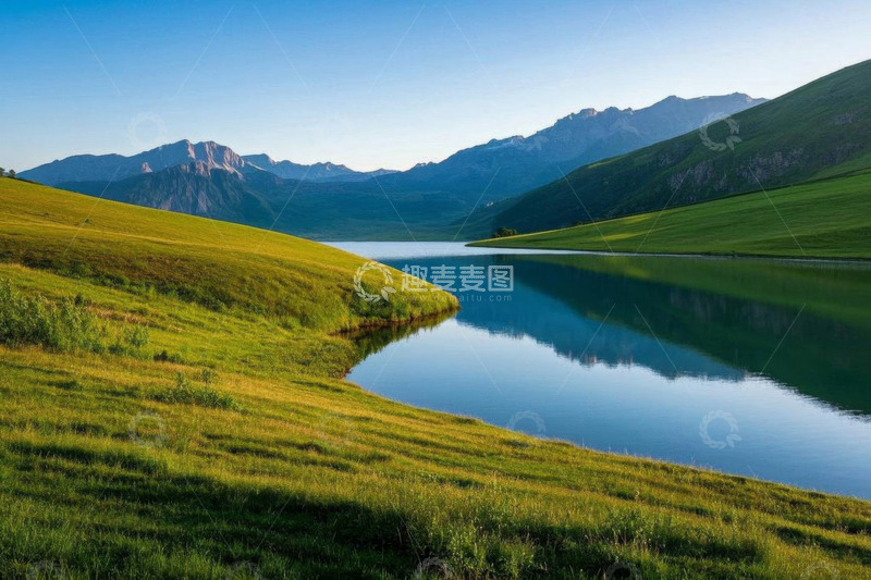 高清大图下载【趣麦麦图】青山绿水间的宁静湖泊风光