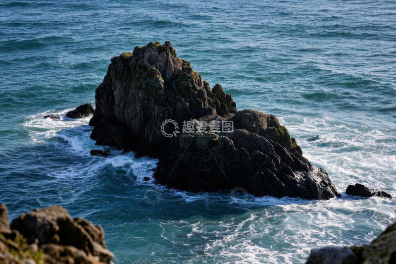 高清大图下载【趣麦麦图】海洋中的孤立岩石