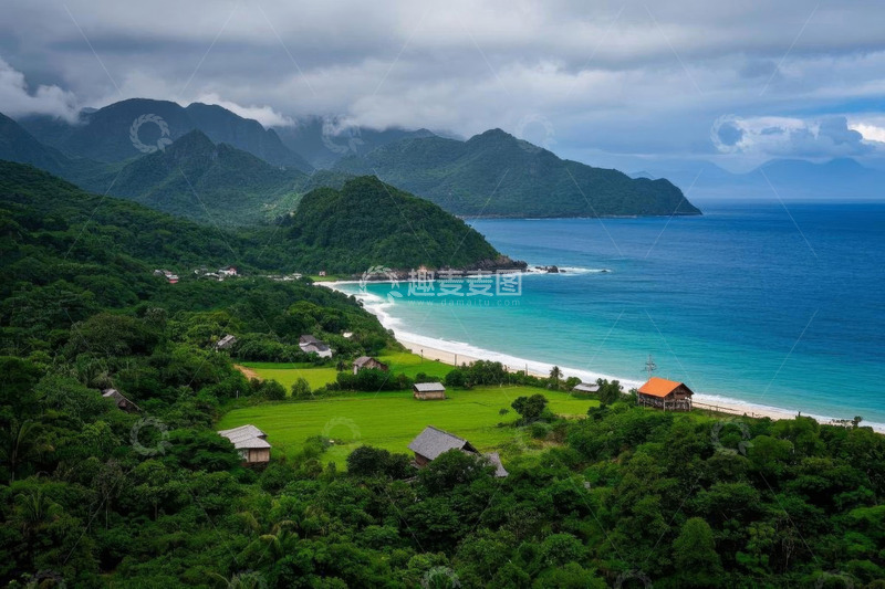 高清大图下载【趣麦麦图】海岸边绿树环绕的村落景观