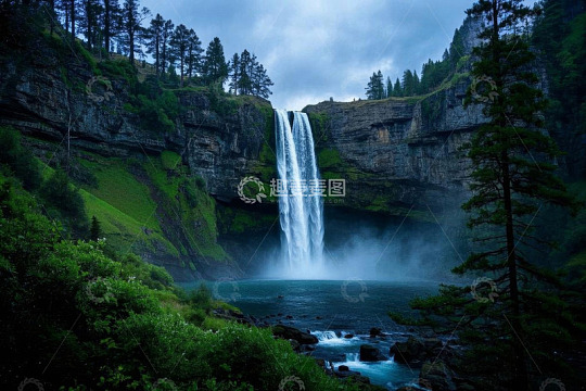 山林间壮观瀑布自然景观