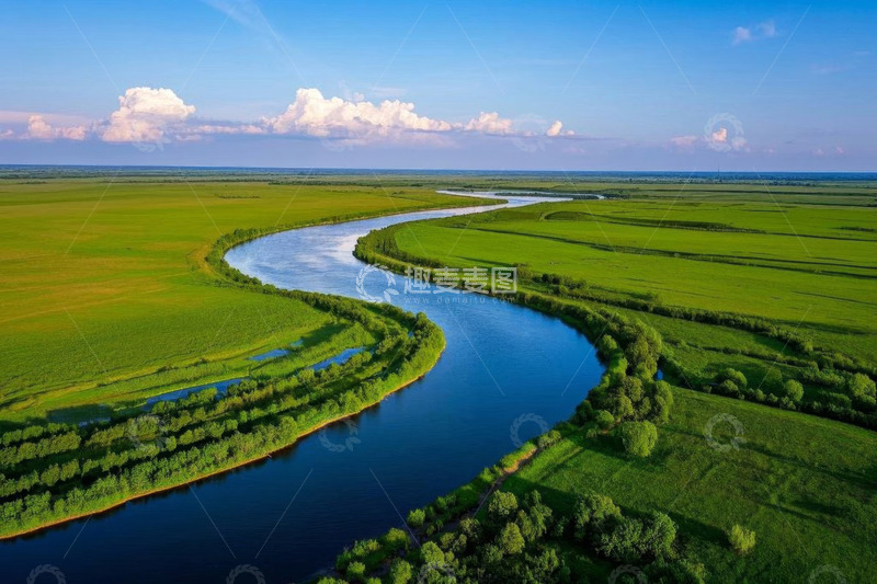 高清大图下载【趣麦麦图】航拍绿色原野中的蜿蜒河流