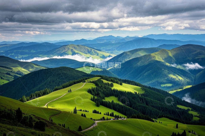 高清大图下载【趣麦麦图】山间云雾缭绕的绿色丘陵风景