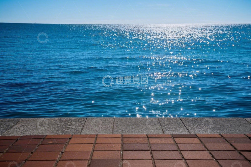 高清大图下载【趣麦麦图】海边砖石地面与波光粼粼海面