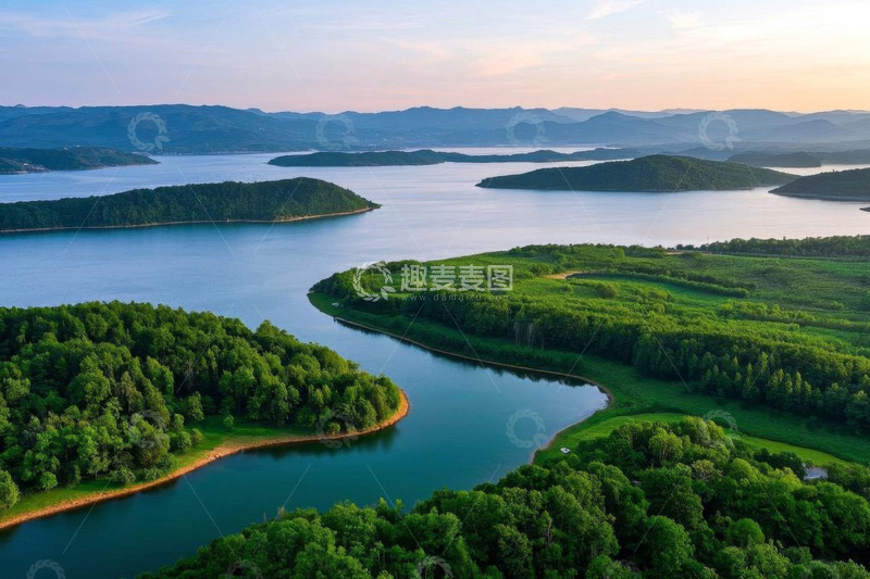 高清大图下载【趣麦麦图】湖泊森林自然风光航拍全景