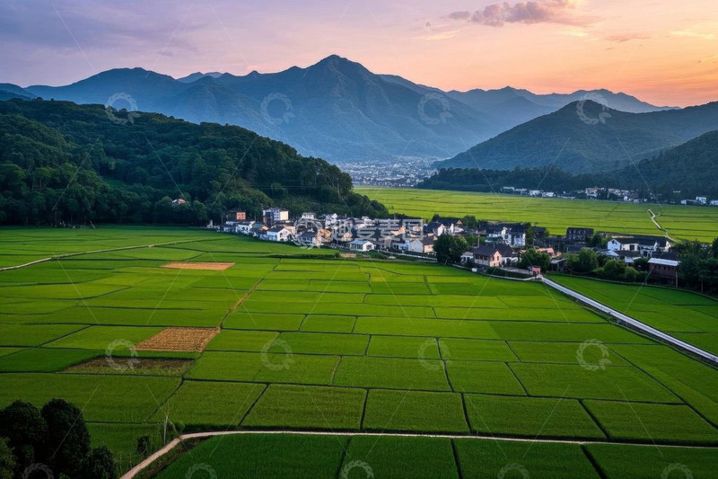 高清大图下载【趣麦麦图】乡村田野与远处山峦风景