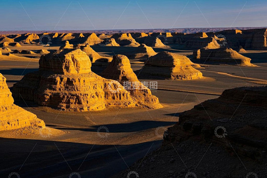 沙漠雅丹地貌全景