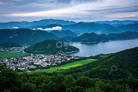 山间湖泊旁小镇全景