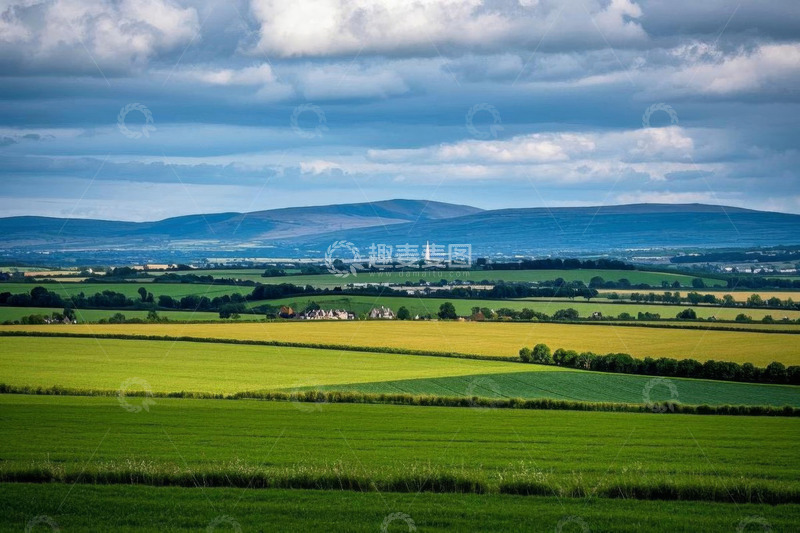 高清大图下载【趣麦麦图】广袤田野与远山的自然风光