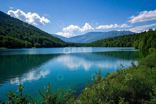 山林间宁静的湖泊景观