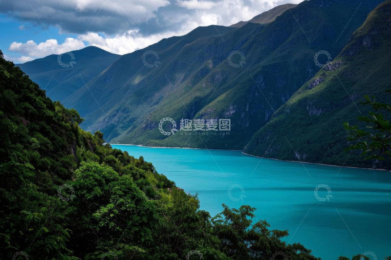 高清大图下载【趣麦麦图】青山环绕的蓝色湖泊景观
