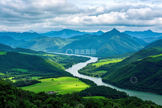 青山绿水间蜿蜒河流全景