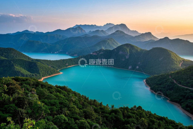 高清大图下载【趣麦麦图】青山环绕的蓝色湖泊风光