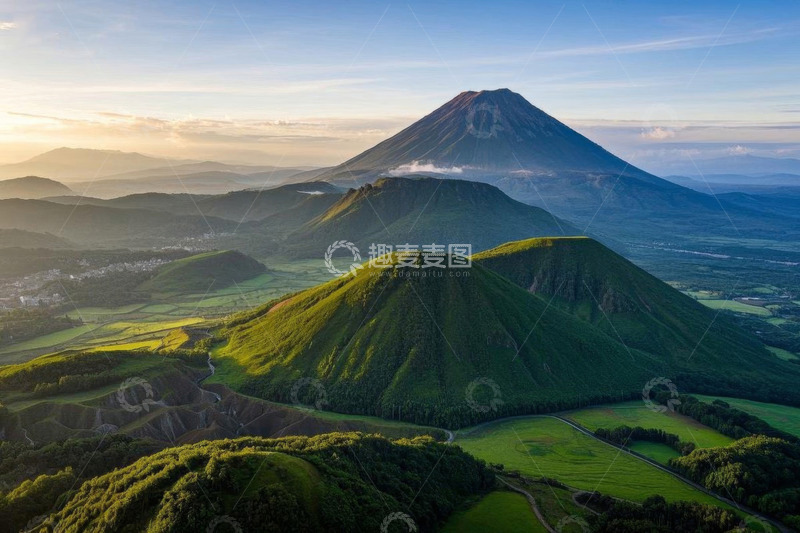 高清大图下载【趣麦麦图】俯瞰青山与远处火山全景