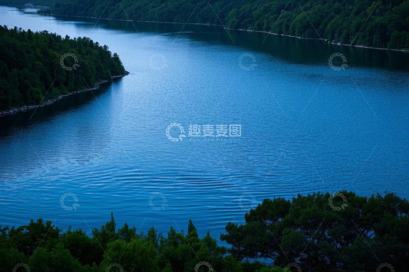 高清大图下载【趣麦麦图】森林环绕的静谧湖泊