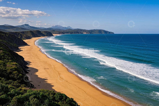 俯瞰海岸线与沙滩自然景观