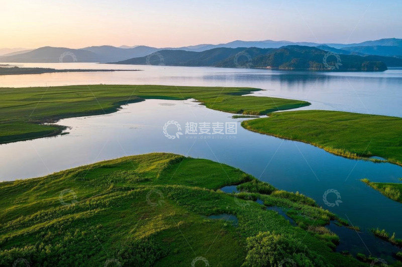 高清大图下载【趣麦麦图】湖泊湿地与远山的自然风光
