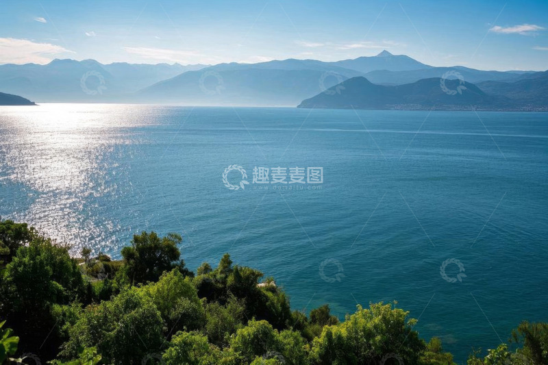 高清大图下载【趣麦麦图】蓝色湖水与远山绿植景观