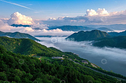 山间云海与葱郁山林景观