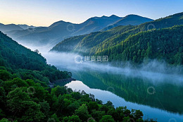 山间河流晨雾森林景观