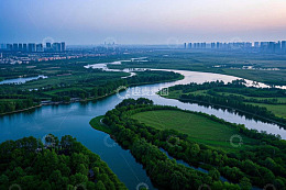 城市边缘河流自然风光鸟瞰