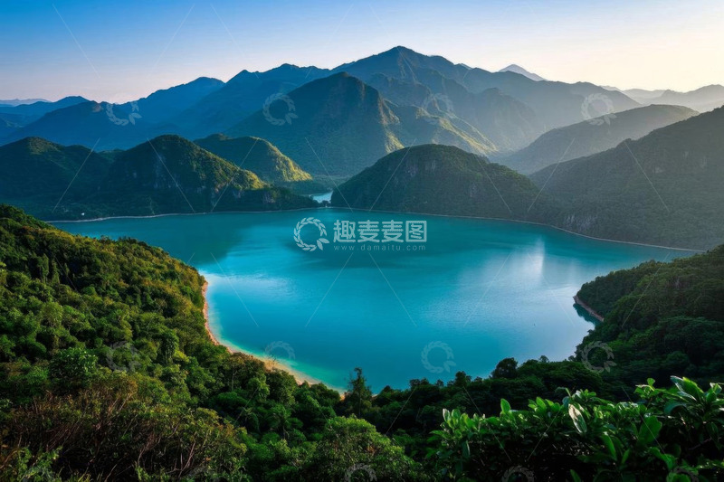 高清大图下载【趣麦麦图】青山环绕的蓝色湖泊景观