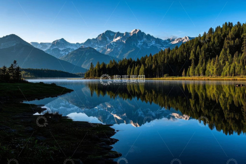 高清大图下载【趣麦麦图】山林间平静湖泊自然风光