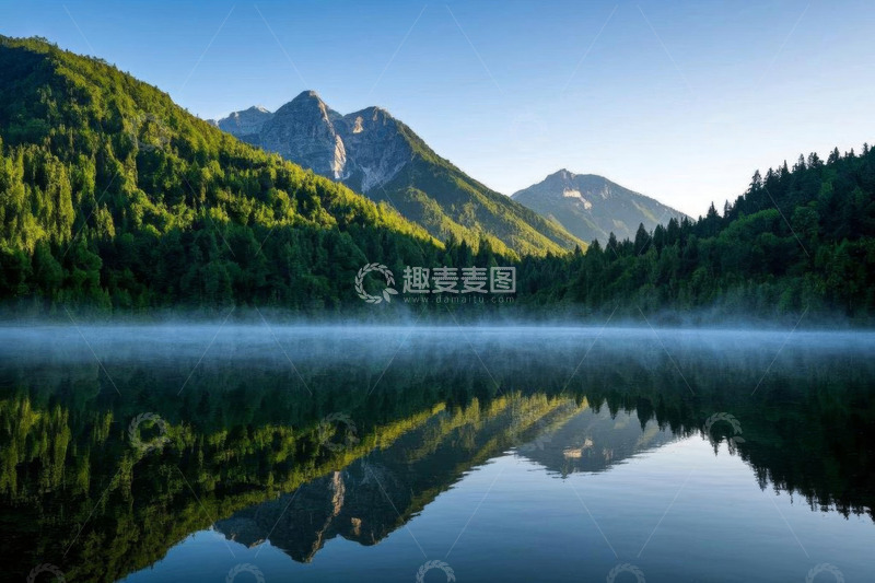 高清大图下载【趣麦麦图】山林间宁静湖泊自然风光