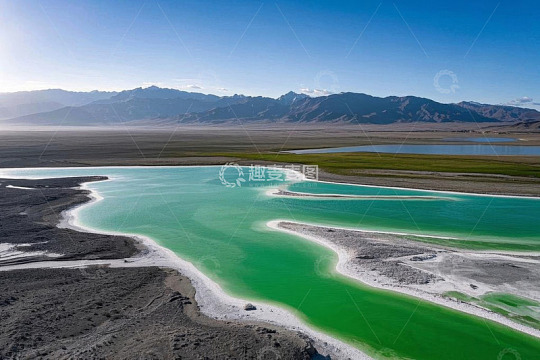 青海盐湖自然风光全景