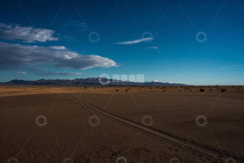高清大图下载【趣麦麦图】广阔沙漠与远山风景