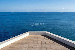 露台眺望广阔蓝色海洋