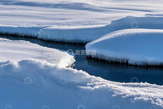 冰雪覆盖河流自然景象