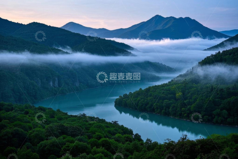 高清大图下载【趣麦麦图】山水间云雾缭绕的自然风光