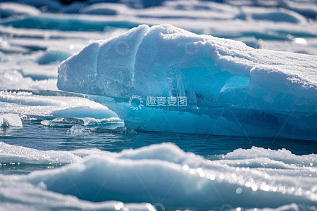 漂浮在水面上的蓝色冰山