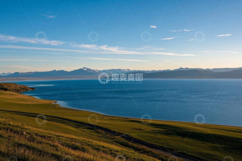 高清大图下载【趣麦麦图】湖畔草原与远处山脉风景