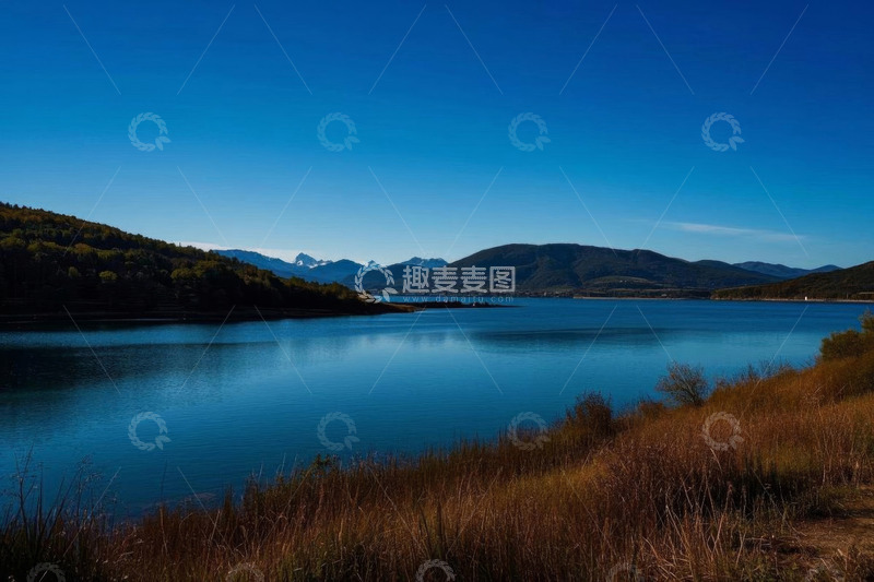 高清大图下载【趣麦麦图】湖畔山峦自然风光