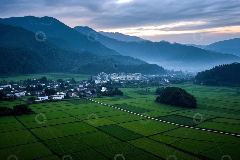 高清大图下载【趣麦麦图】乡村田野与远山的航拍景色
