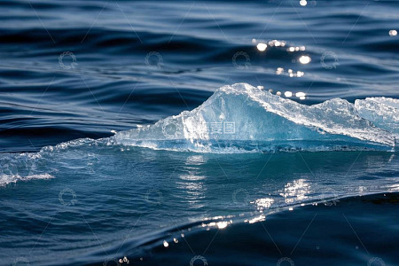 海面上漂浮的冰块