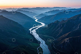 山川间蜿蜒河流航拍风景